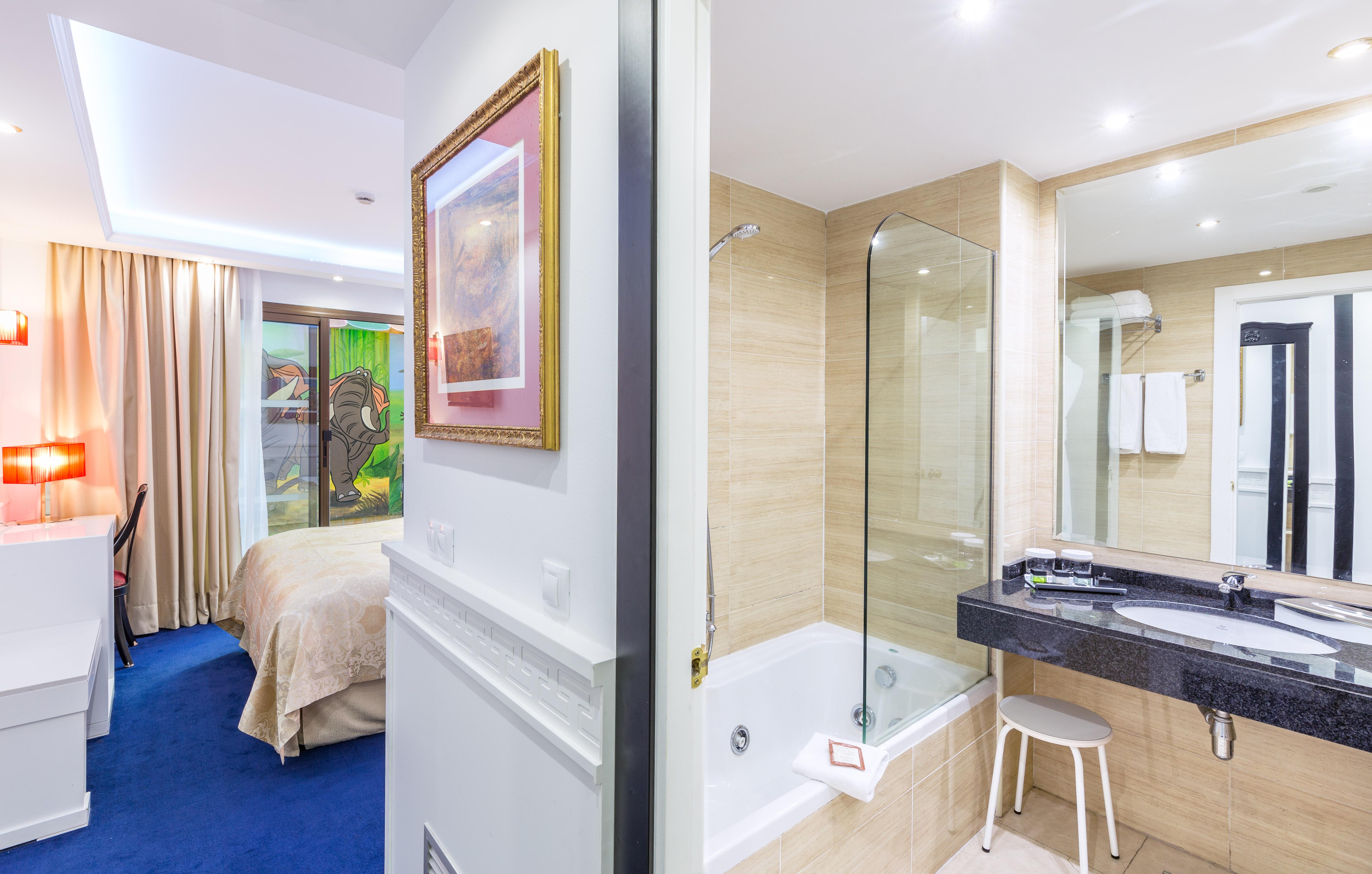 Hotel Princesa Parc Excellence Arinsal Exterior photo A bathroom in a hotel